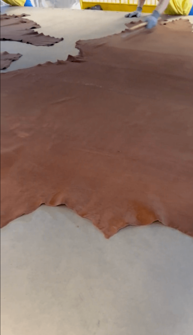 Abertura manual do couro